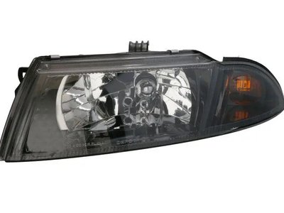 Левая фара Mitsubishi Carisma 1995-2004 Темная MR972793