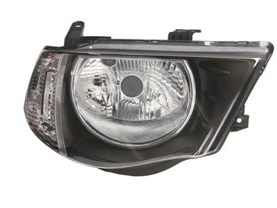 Правая фара  Mitsubishi L200 2005-2015 Белая вставка 8301B472