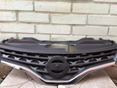 Решітка радіатора Nissan NV200