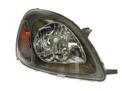 Правая фара  Toyota Yaris 1999-2002 Дорестайлинг 811300D011