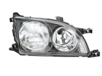 Правая фара Toyota Avensis 1997-2000 8113005140