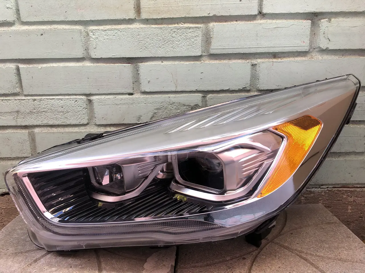 Фара Ліва Ford Escape Kuga 2016-2020 Хром Ксенон Жовта Вставка + Лінза Led — фото 1