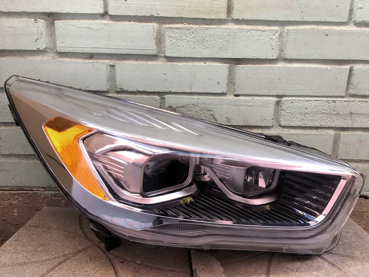 Фара Права Ford Escape Kuga 2016-2020 Хром Ксенон Жовта Вставка + Лінза Led — фото 1