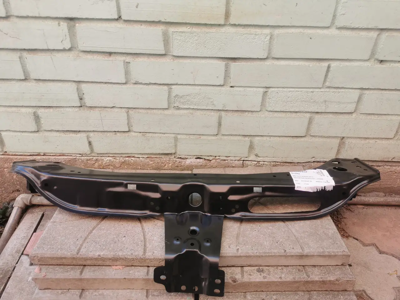 Панель Телевизора Mitsubishi Outlander Xl 2007-2010 Середня 5256A611 — фото 1
