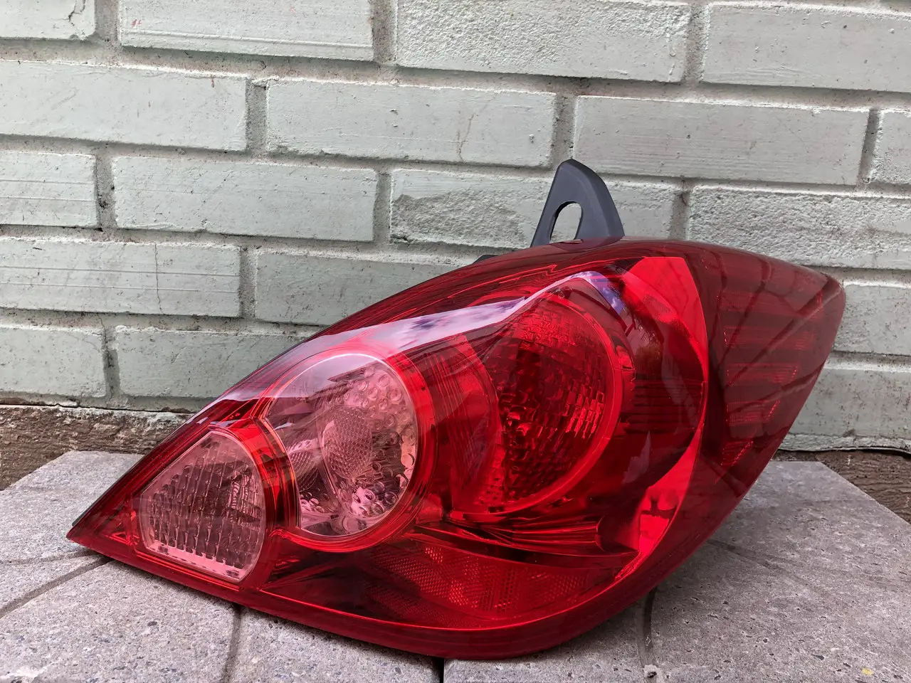 Задній Ліхтар Правий Nissan Tiida 2005-2012 Європа Хетчбек 26550Em00A — фото 1