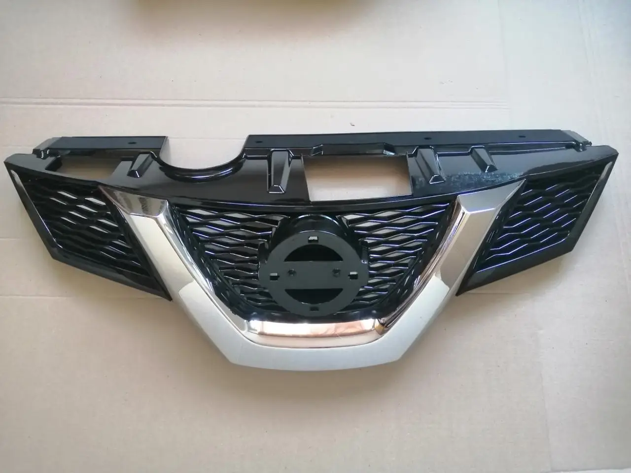 Решетка радиатора Nissan Rogue Xtrail T32 2014-2017, 623104BA0A — фото 1