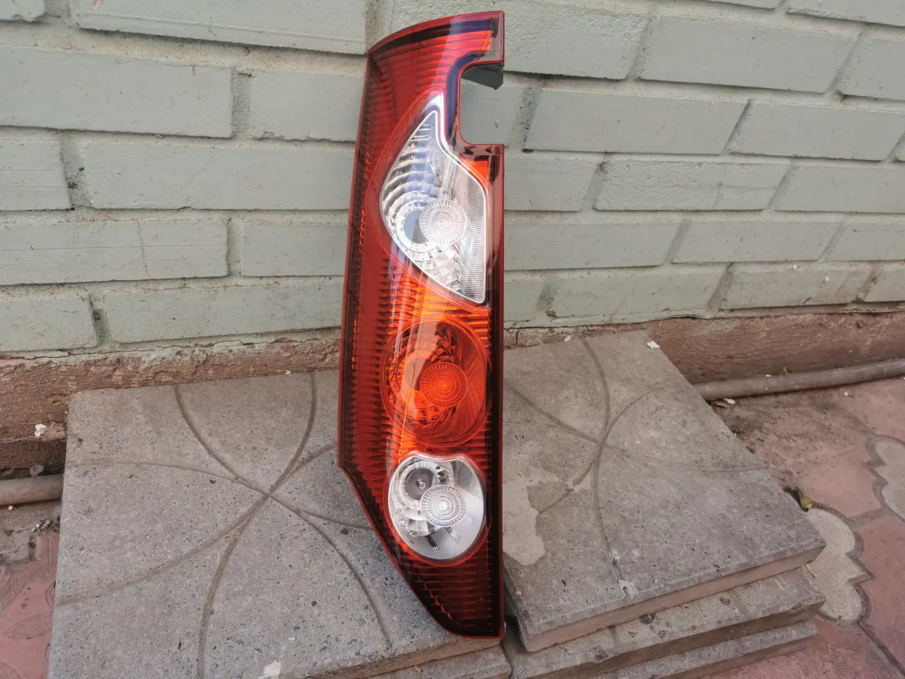 Задній Ліхтар Лівий Renault Kangoo 2009-2013 2 Двері 8200419949 — фото 1