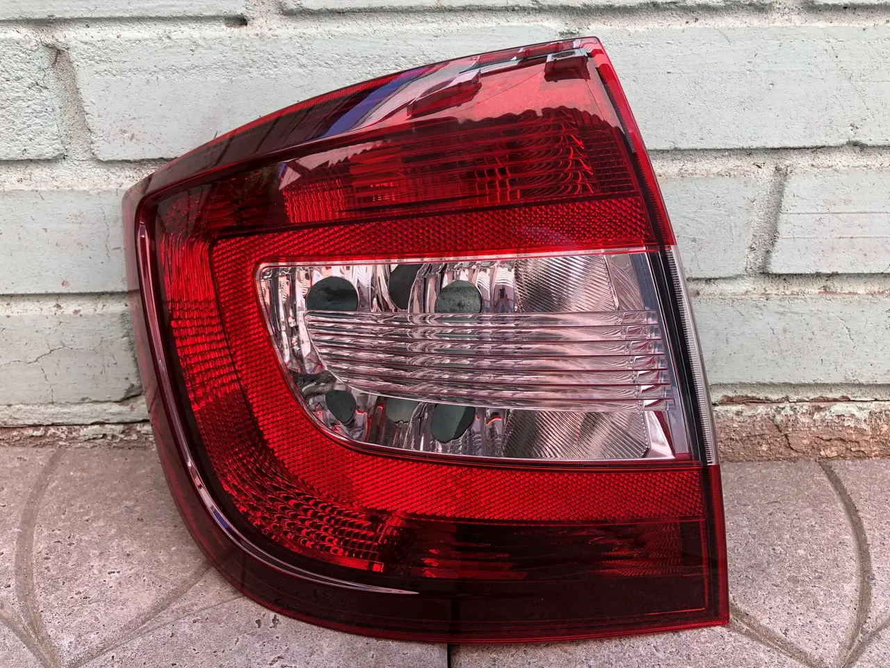 Задній Ліхтар Лівий Skoda Rapid 2012-2018 Ліфтбек Темний 5Jh945095A — фото 1