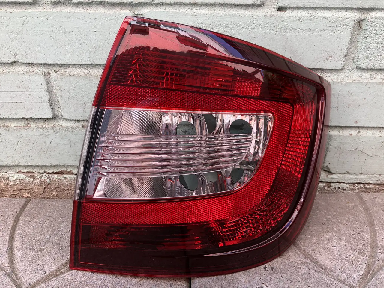 Задний Фонарь Правый Skoda Rapid 2012-2018 Лифтбек Темный 5Jh945112A — фото 1