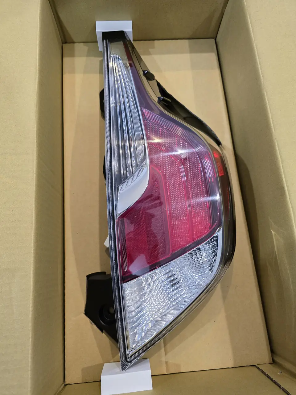 Правий Ліхтар Toyota Prius C Toyota Aqua 2015-2017 8155152D10 — фото 1