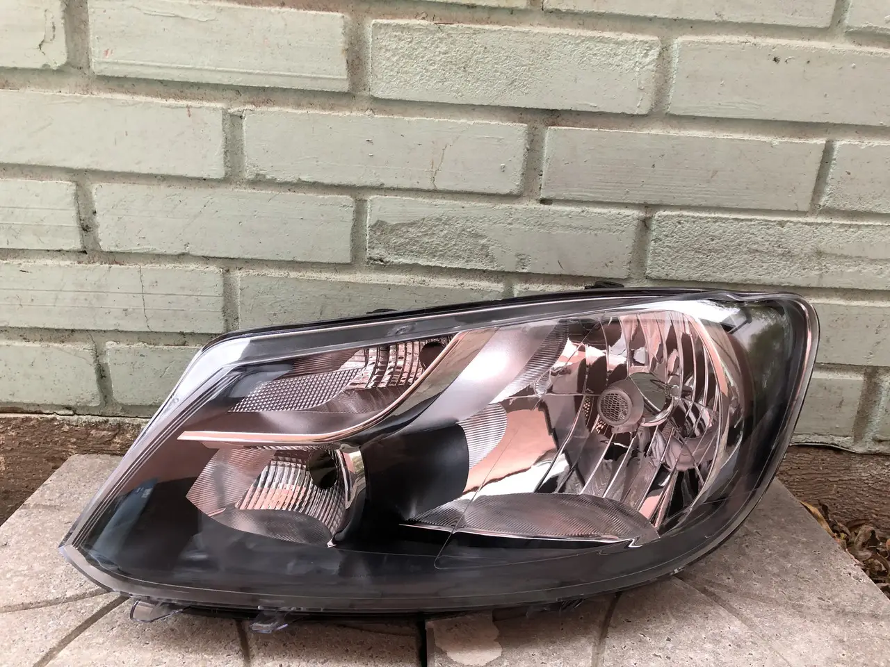 Фара Ліва Volkswagen Caddy 2010-2015 Чорна З Коректором 2K5941005 — фото 1