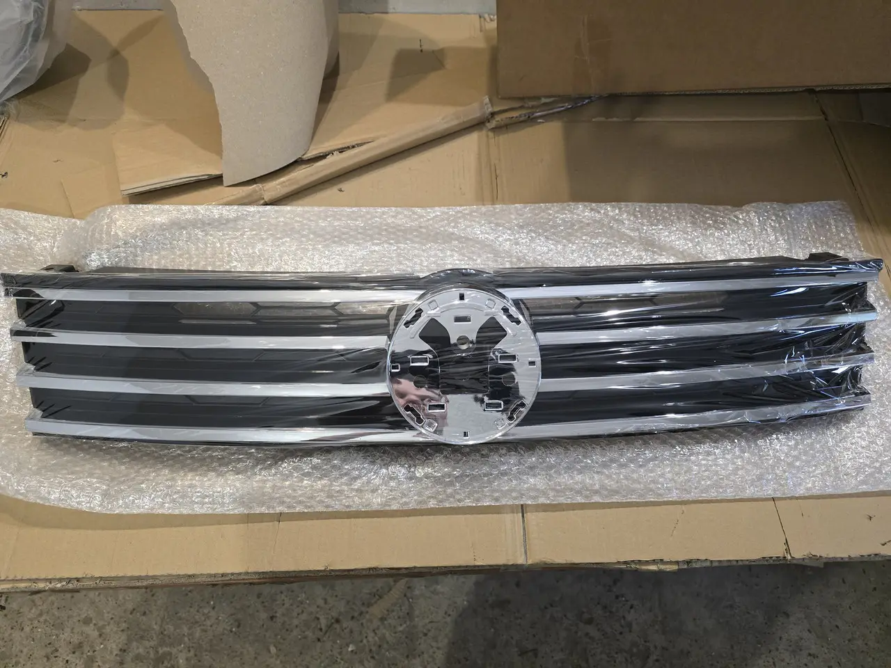 Решітка радіатора Volkswagen Touareg 2015-2018, 7P6853651JZLL 7P6853651L — фото 1
