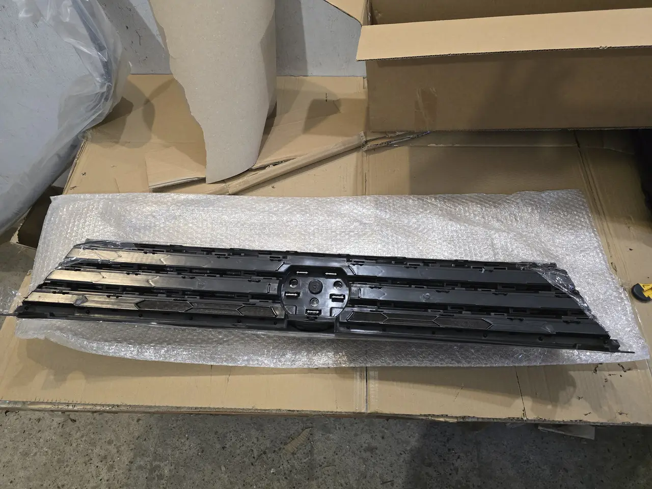 Решітка радіатора Volkswagen Touareg 2015-2018, 7P6853651JZLL 7P6853651L — фото 2