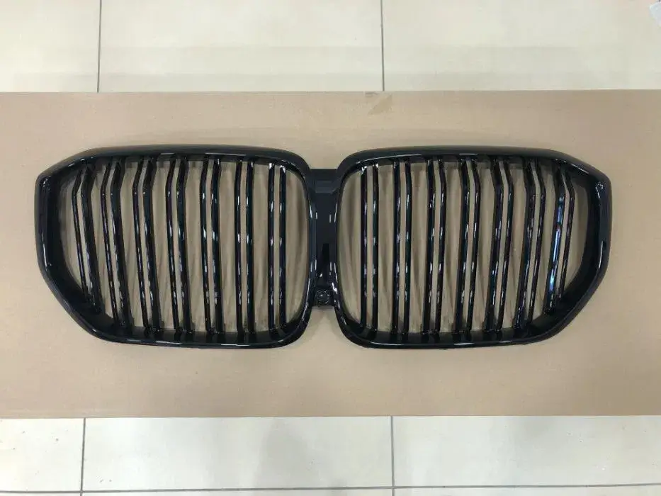 Решетка радиатора BMW X5 G05 2018-2023 черная с отв под камеру 51137367422