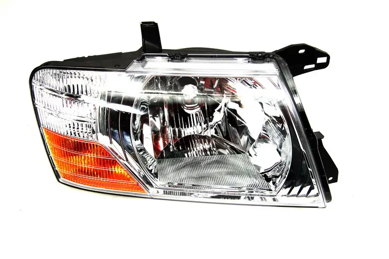 Права фара Mitsubishi Pajero 2003-2007 Хром відбивач MN133754