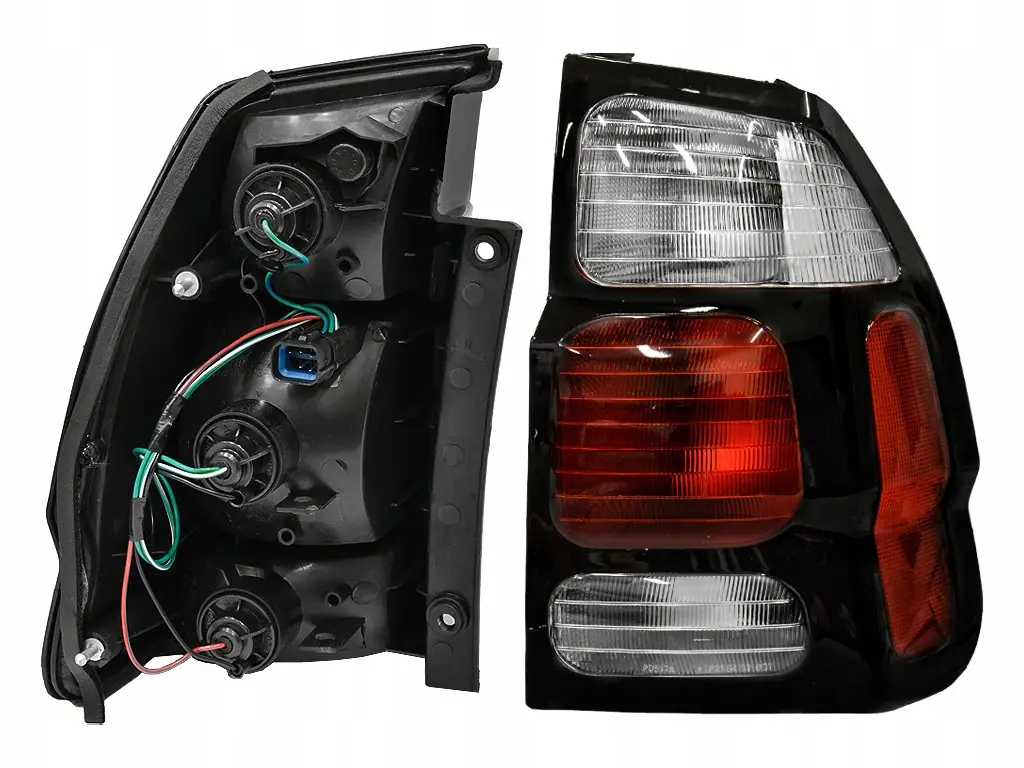 Правый Фонарь  Mitsubishi Pajero Sport 2000-2008 8330A060