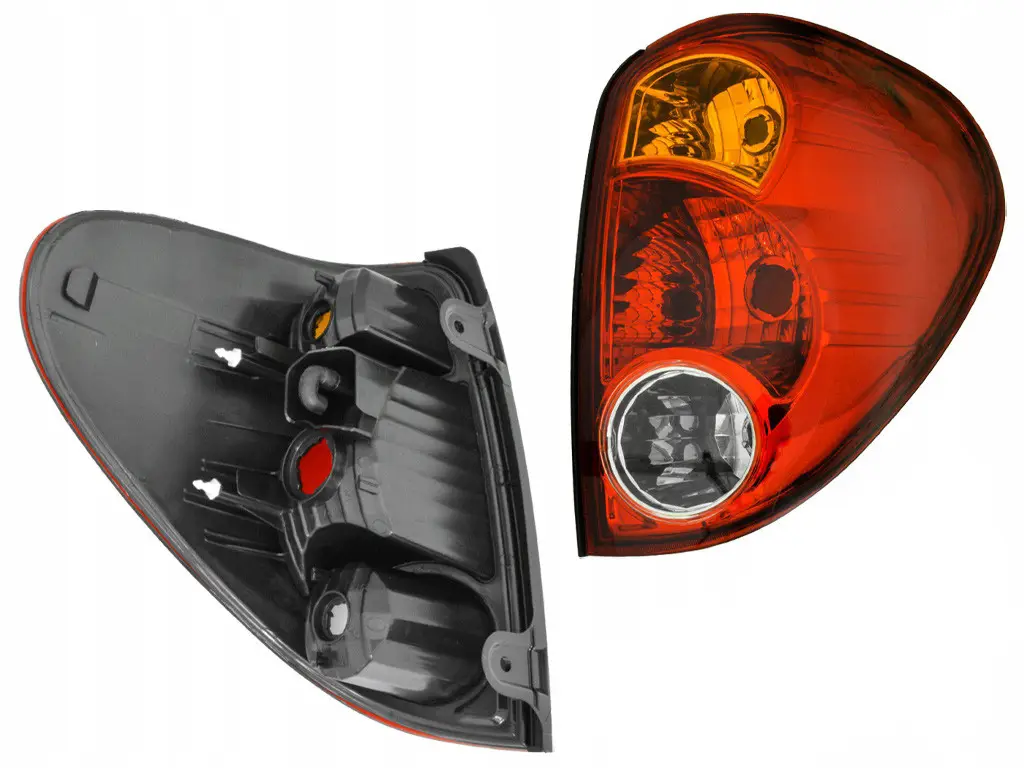 Правый Фонарь Mitsubishi L200 2005-  8330A010 MN157914