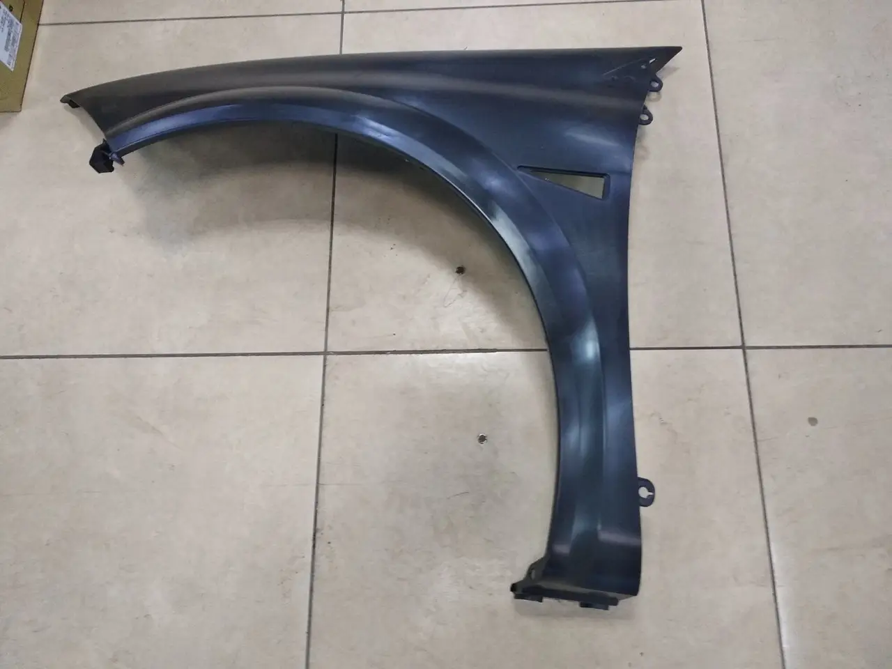 Крыло левое Renault Megane 2 2003- пластиковое 7701473702