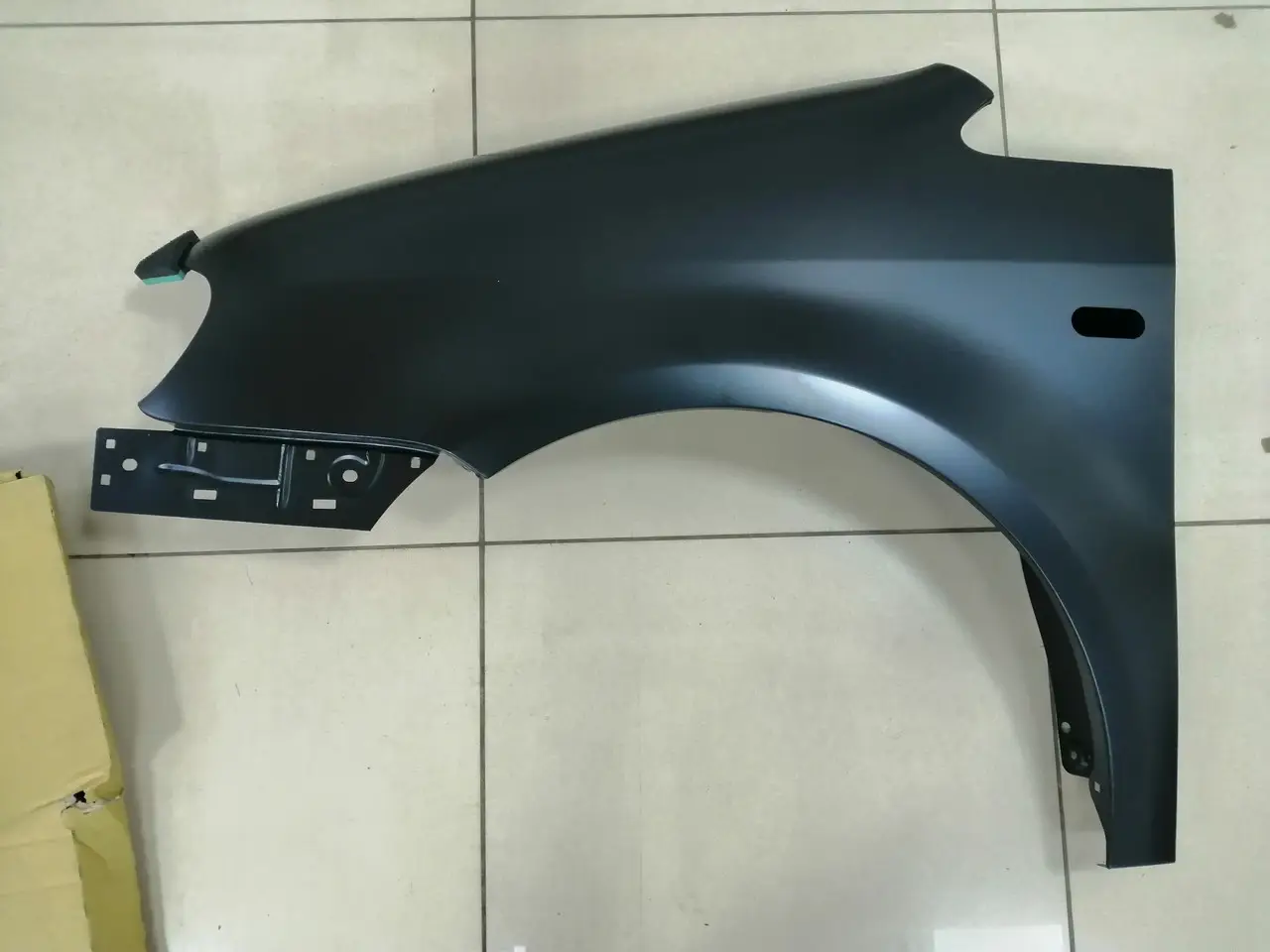 Крыло левое VW Caddy 04-10 Touran 03-06 с отверстием 2K0821021
