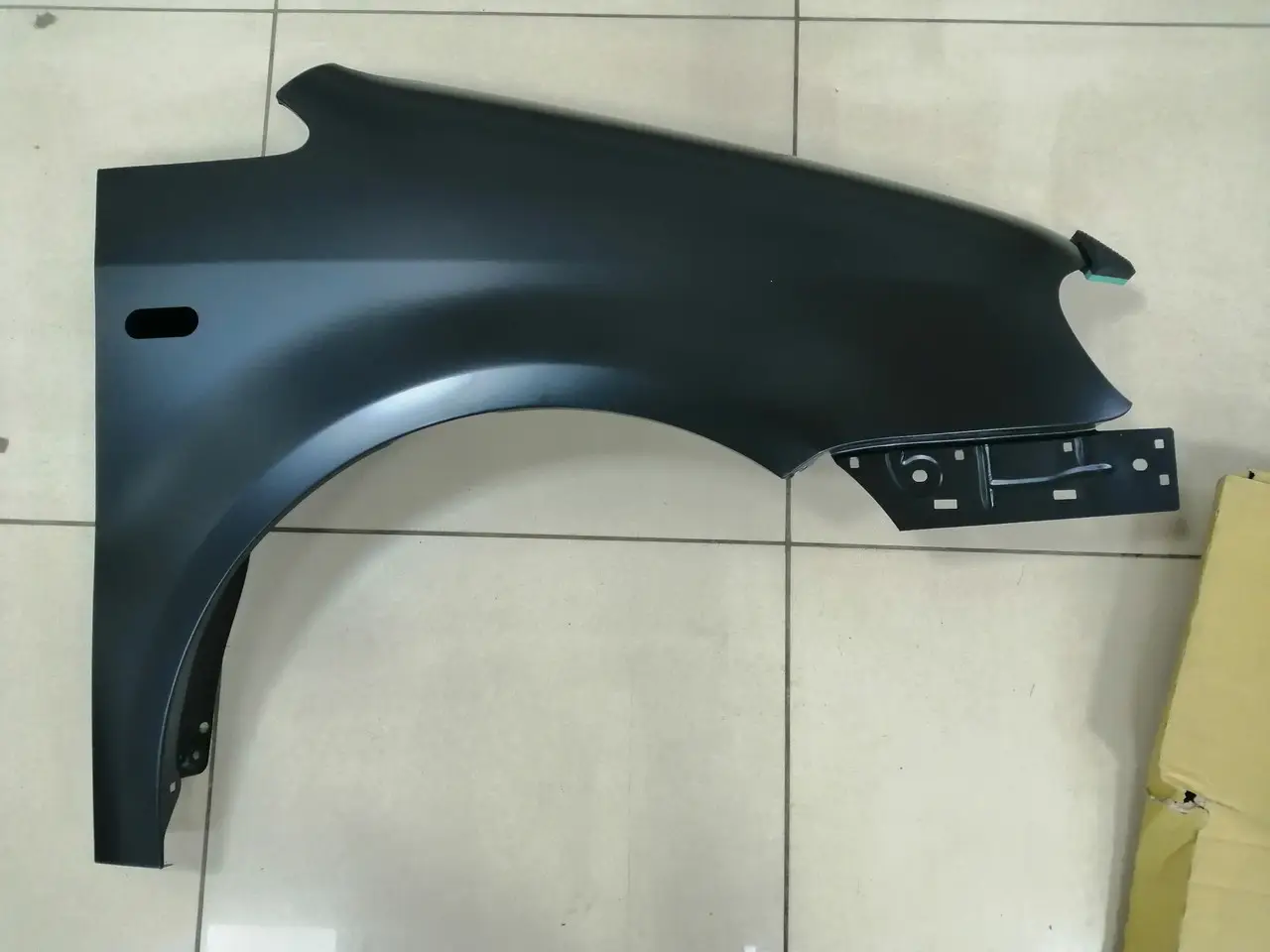 Крыло правое VW Caddy 04-10 Touran 03-06 с отверстием 2K0821022