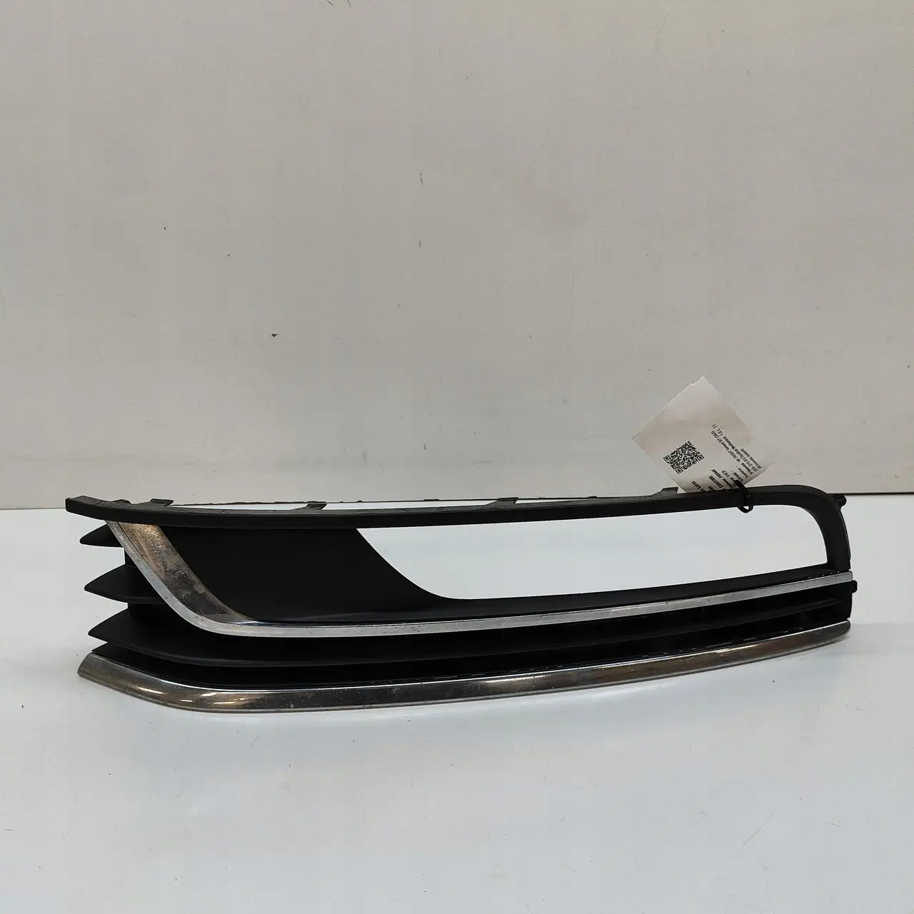Решетка бампера левая Volkswagen Passat B7 2010-2014 3AA854662A9B9а 3AA853665